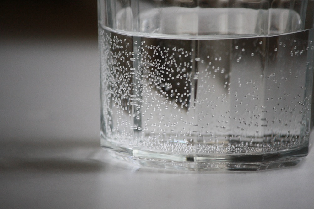 vaso de agua con burbujas que significa